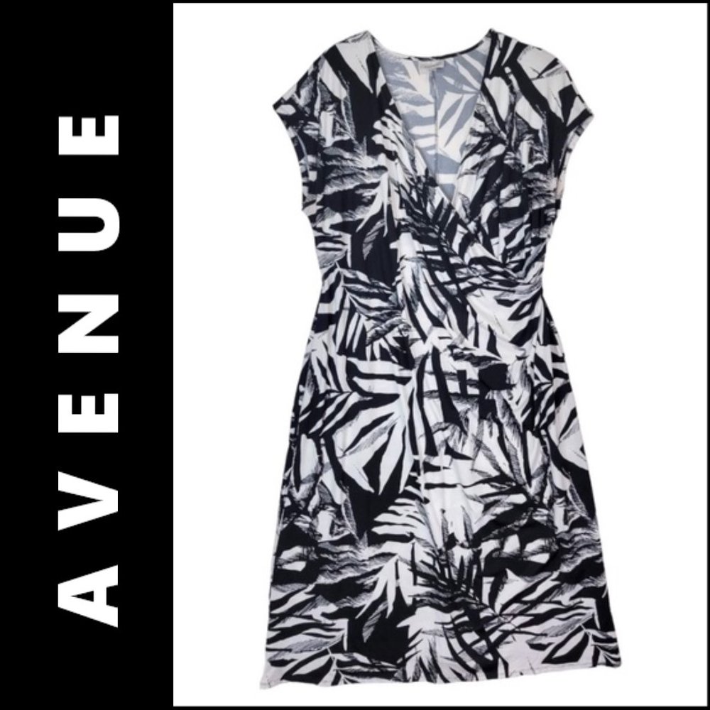 Avenue Black Dress Size 30 / 32 Women Short Sleeves Sheath